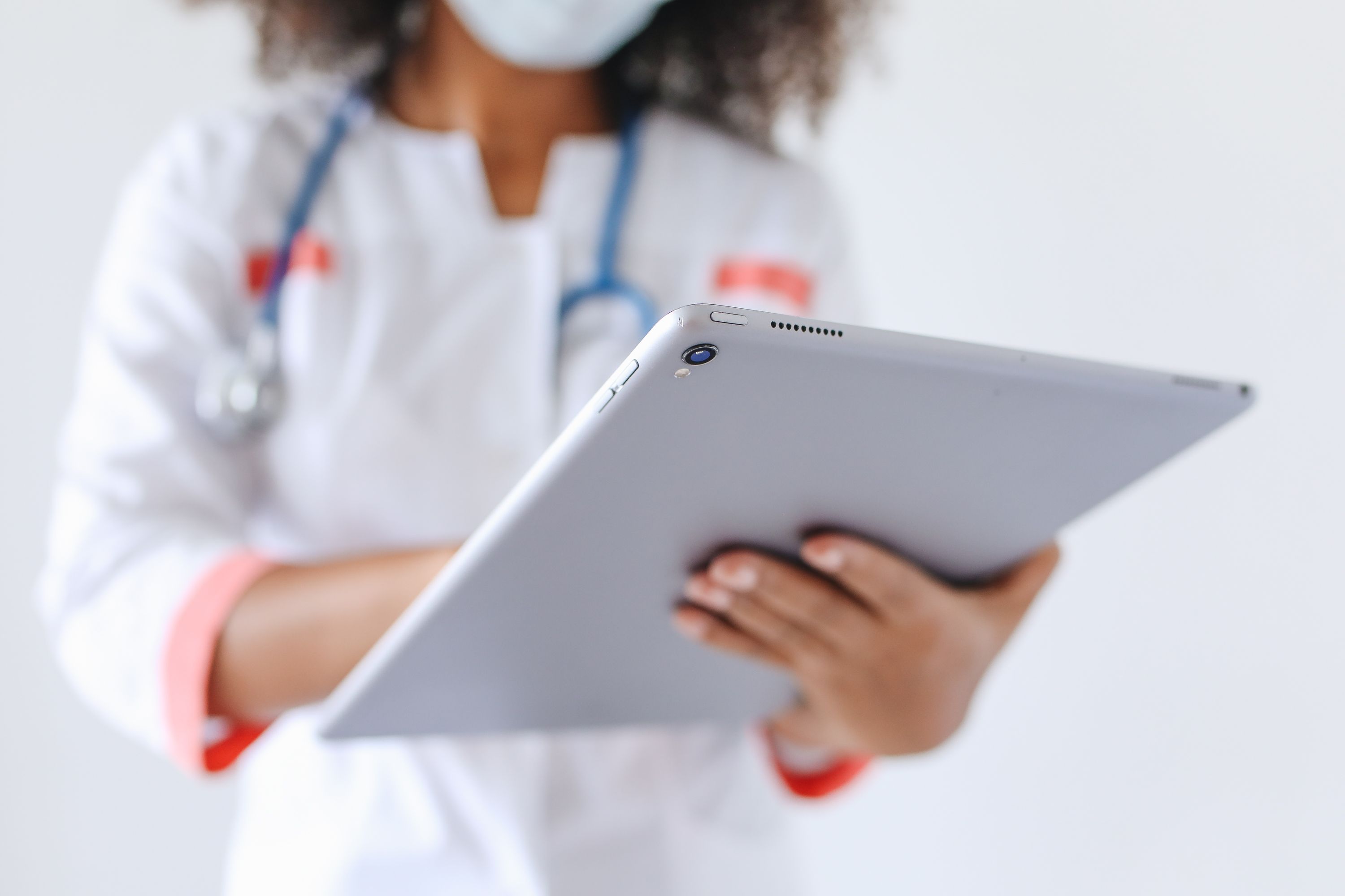 Profesional sanitario utilizando una tableta